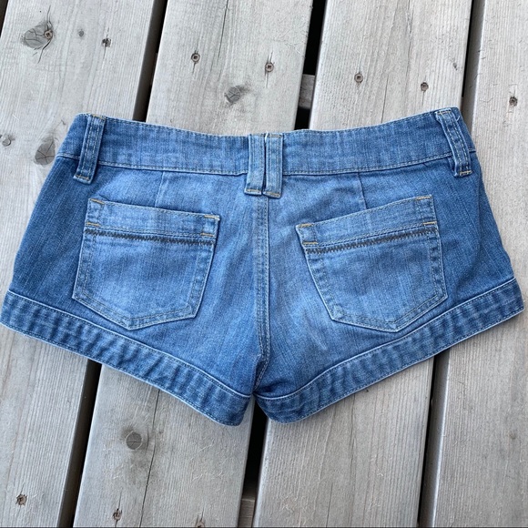 Short shorts - Picture 2 of 3